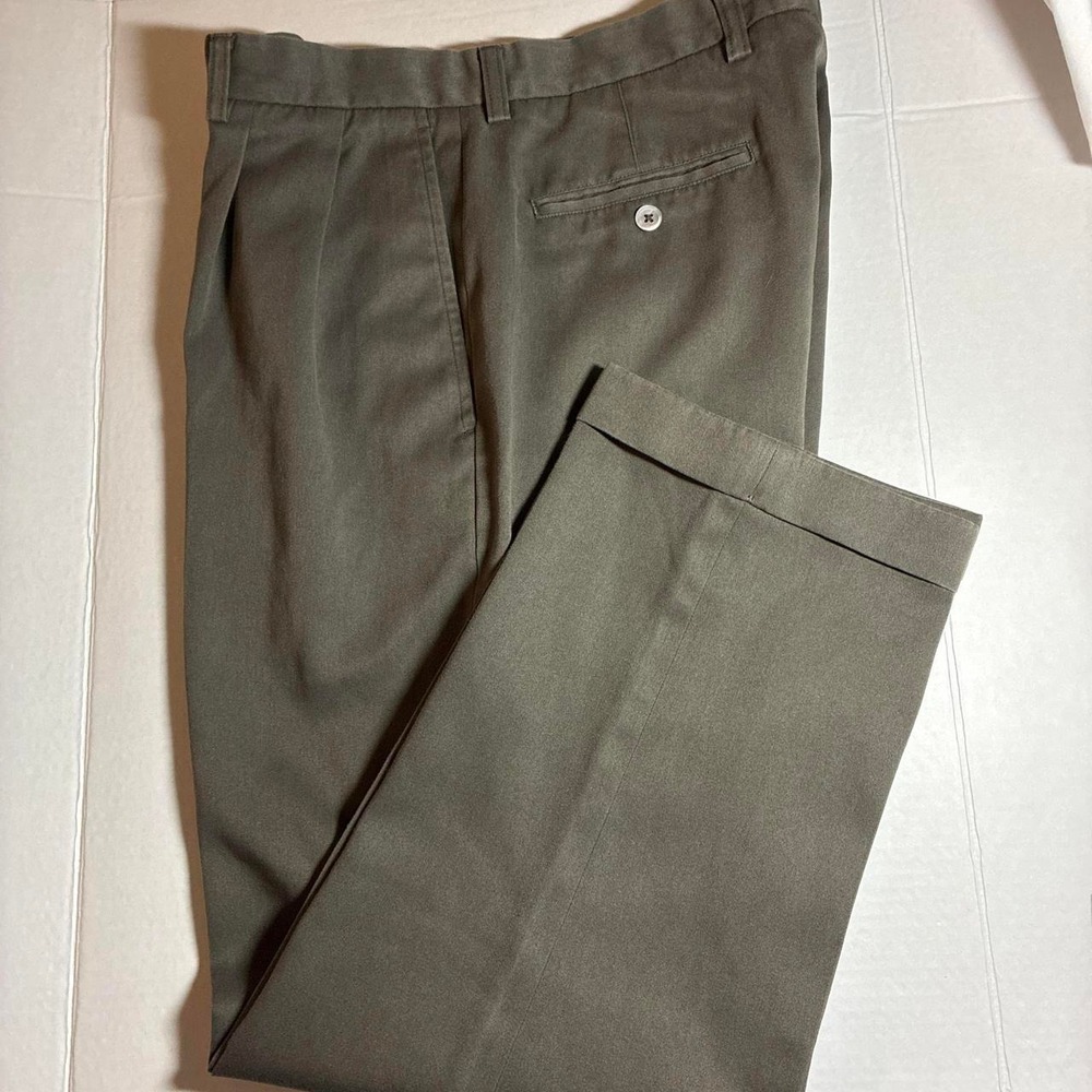 Callaway Men's Golf Khaki pleated trousers with a relaxed Fit